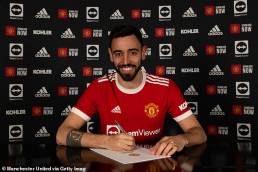 Bruno Fernandes signs a new contract with Manchester United