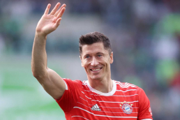 Robert Lewandowski waving to Bayern Munich fans after last game of the 2021/22 season.
