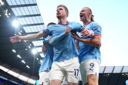 Kevin De Bruyne, Erling Haaland and one other Manchester City player celebrating De Bruyne's goal against Arsenal on the 26th of April 2023