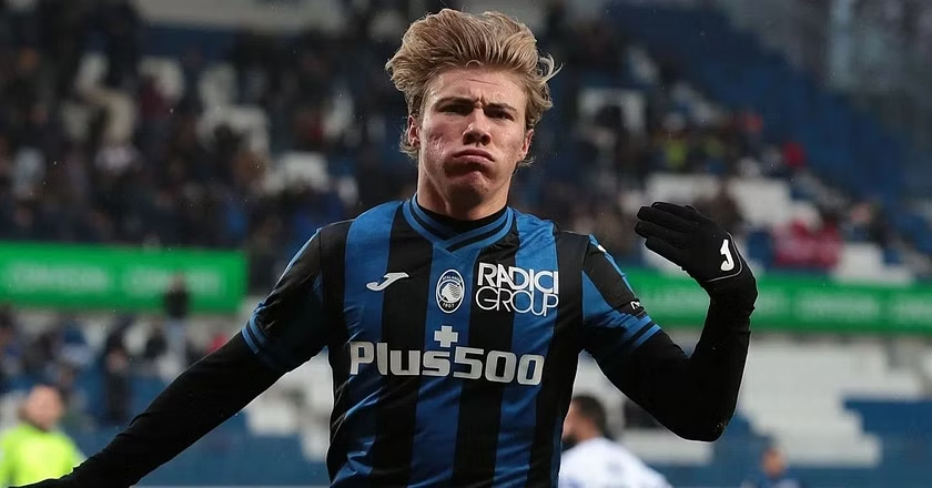 Why Rasmus Højlund Shouldn't Be Manchester United 's Striking Target