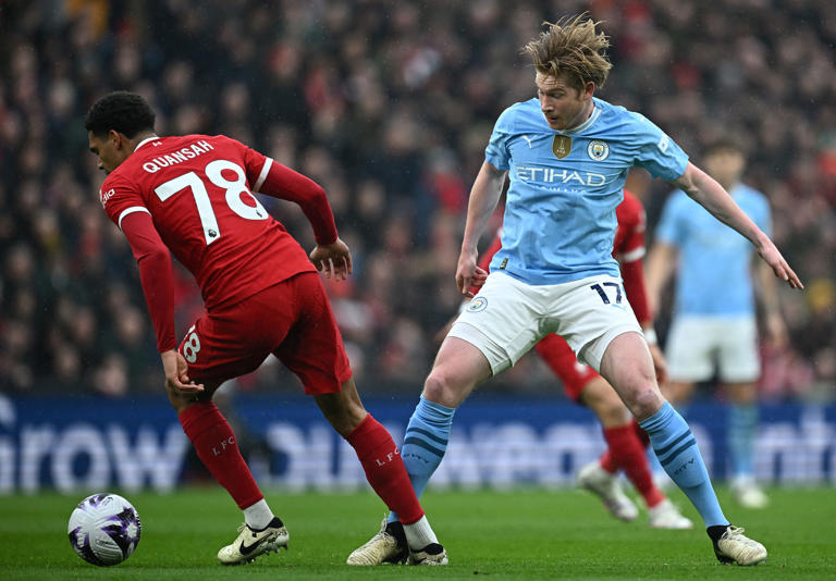 Premier League : Quansah in action for Liverpool against Kevin De Bruyne of Manchester City